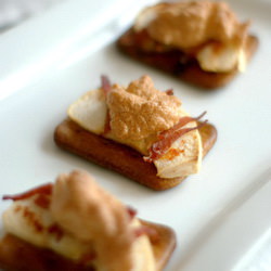 Baked crackers with apples