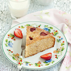 Strawberry and Pistachio Cake
