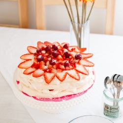 Summery pavlova