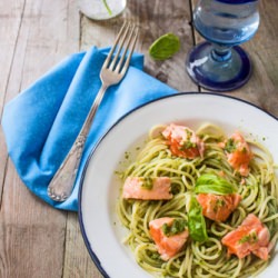 Espagueti al pesto con salmon