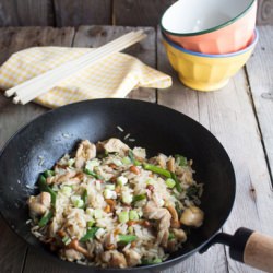 Arroz frito con nameko y pollo