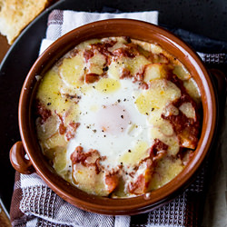 Baked eggs with potatoes
