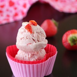 Strawberry Ice Cream (Eggless)