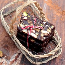 No Bake Chocolate Biscuit Cake