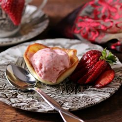 Strawberry Sherbert in Cookie Cups