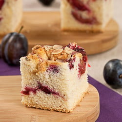 Sponge cake with plums