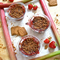 Biscoff Rhubarb Strawberry Crumble