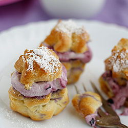 Cream puffs with elderberry filling