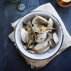 Steamer Clams with Garlic Butter