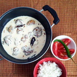Fried Dumplings in Yogurt Sauce
