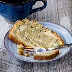 Green tea & lemon marble cake