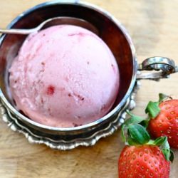 Fresh Strawberry Frozen Yoghurt