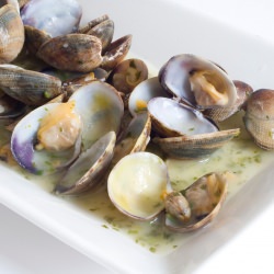 Clams in green sauce