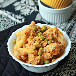 Cauliflower & Peas In Mustard Gravy