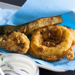 Onion Rings with Sour Cream Sauce