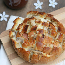 Blooming Garlic-Mushroom Bread