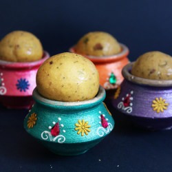 Microwave Besan Ladoo