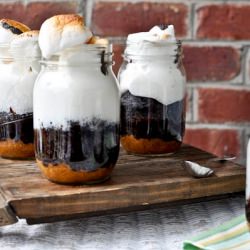 10 Mason Jar Holiday Desserts