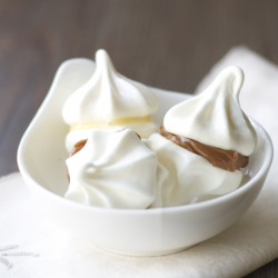 Meringues with Dulce de Leche