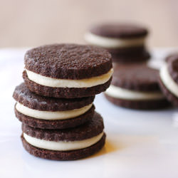 Crème-Stuffed Chocolate Cookies