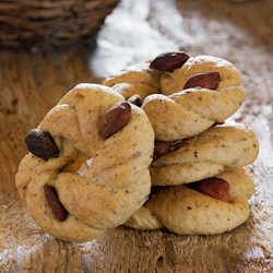 Pepper, Almonds and Thyme Taralli