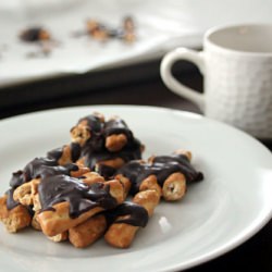 Easy Chocolate Covered Pretzels