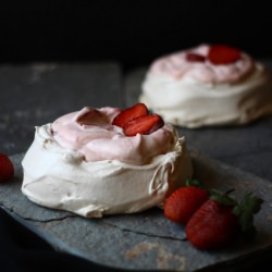 Pavlova – Strawberry Cream Filling