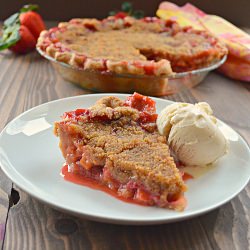 Strawberry Rhubarb Pie With Crumb