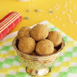 Sunnundalu Urad Dal Ladoo