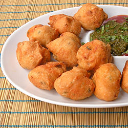 Medhu Vadas/Black Gram Lentil Fritters
