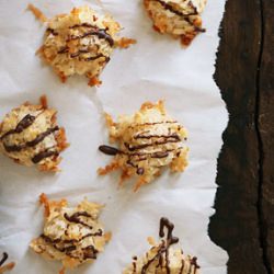 Chocolate Drizzled Macaroons