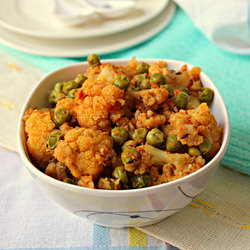 Cauliflower And Peas Curry