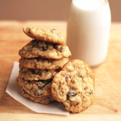 Chewy Oatmeal Raisin Cookies