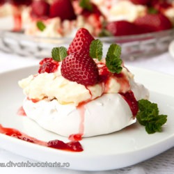 Mini Pavlova with Strawberries