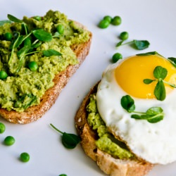Lemony Peas Puree on Toast