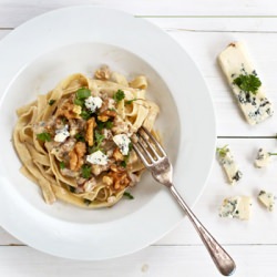 Pasta with Walnuts and Blue Cheese