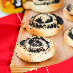 Poppy Seeds Snails with Cream