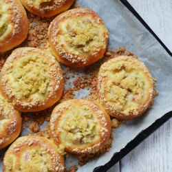 Buns with Rhubarb
