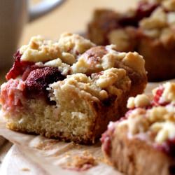 Crumble Cake with Strawberries