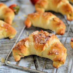 Croissants w Pudding & Strawberries
