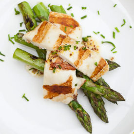 Grilled Asparagus with Halloumi