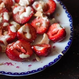 Strawberries Gogl-Mogl and Biscuits