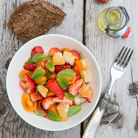 Strawberry Salad with Halloumi