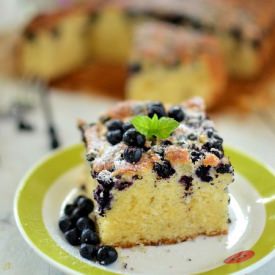 Fluffy Cake with Berries