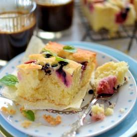 Sponge Cake with Blueberries
