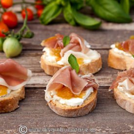 Crostini with Cheese and Prosciutto