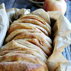 Apple Pie Pull Apart Bread