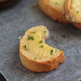 Roasted Garlic & Brie Crostini