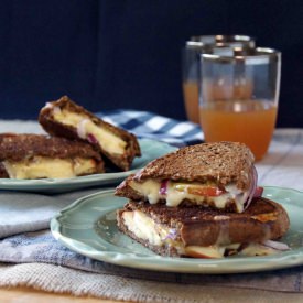 Cheddar & Apple Grilled Cheese