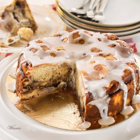 Cinnamon Roll Cheesecake